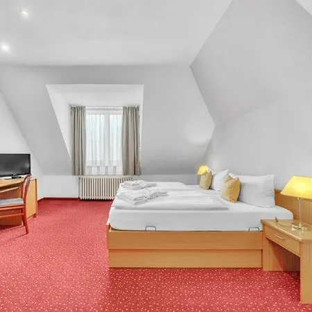 Lazensky Pyramida Hotel