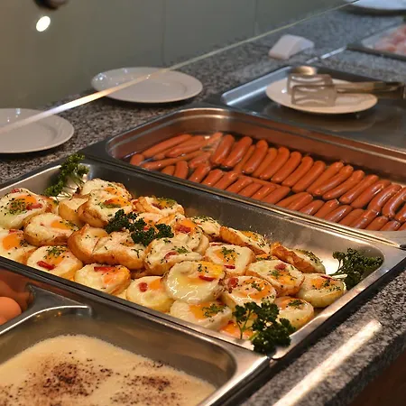 Lazensky Pyramida מלון