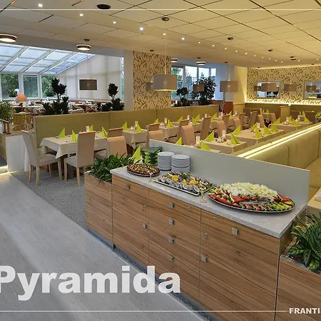 Lazensky Pyramida Szálloda