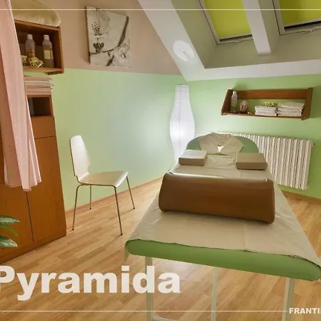 Szálloda Lazensky Pyramida